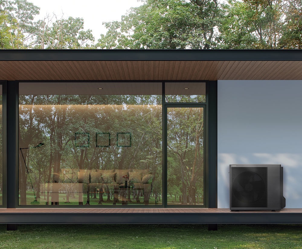 Luft til vand varmepumpe installeret ved moderne hus